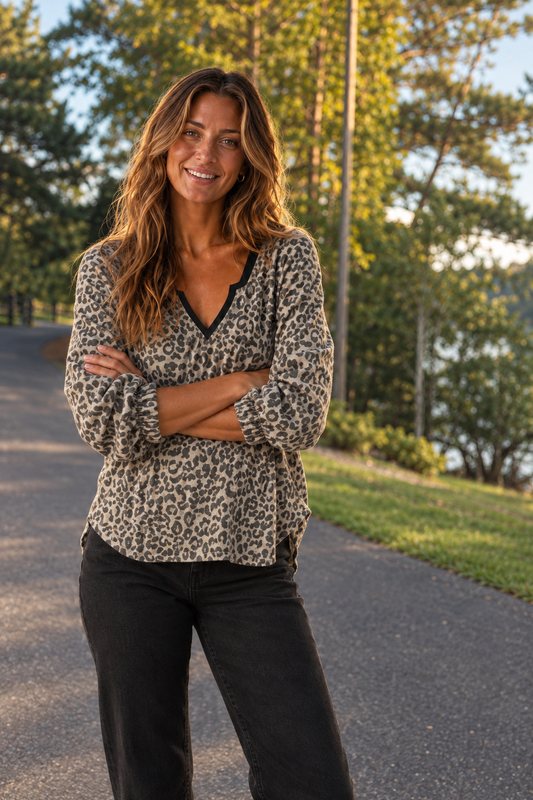 T6478 Leopard Print Notched V-Neck Knit Top