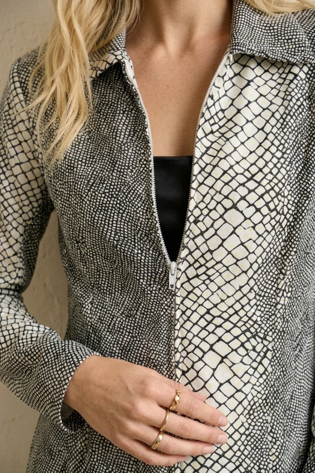 JA-105 Black & White Abstract Reptile Print Jacket