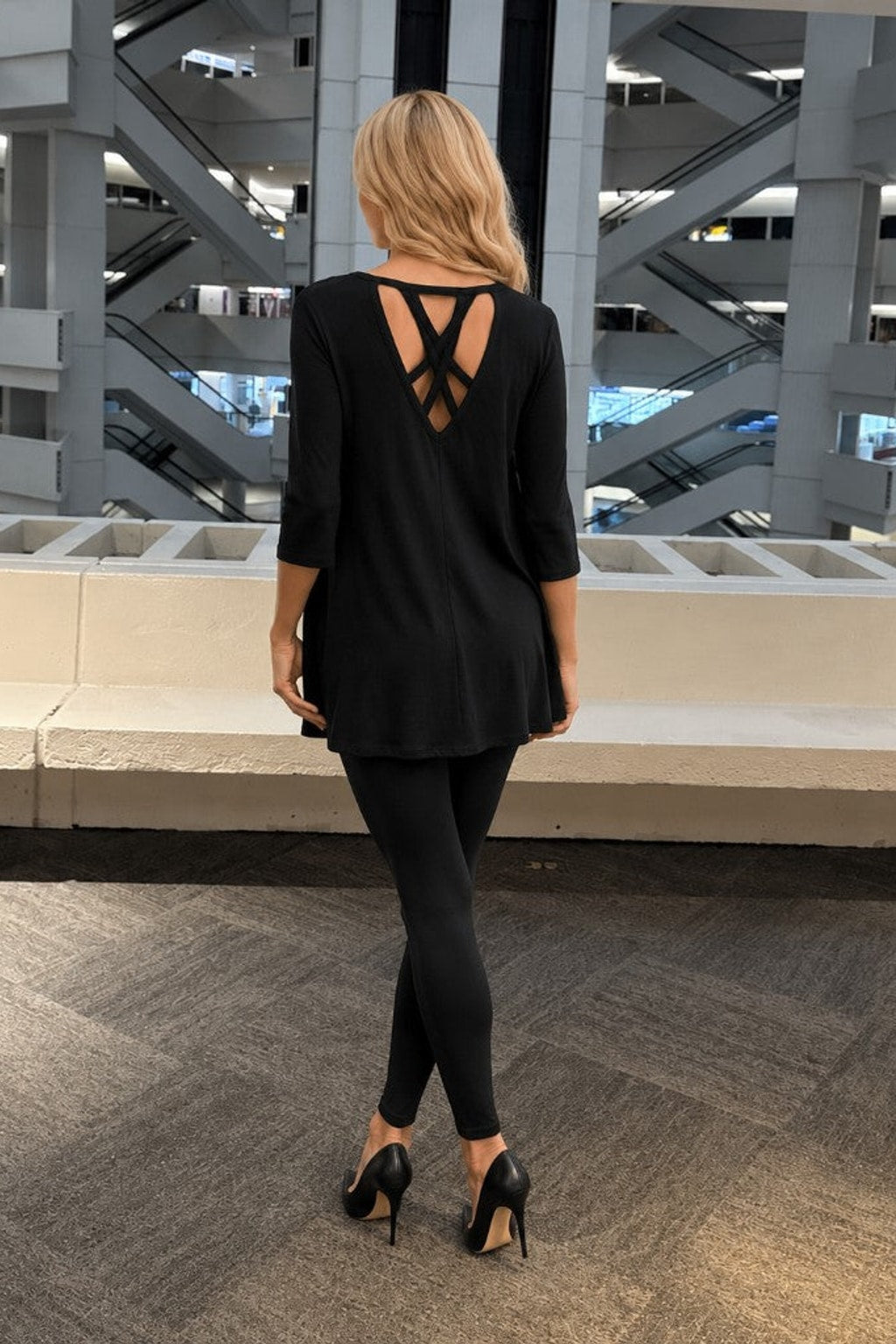 B36711 Black Three-Quarter Sleeve Flowy Tunic Top
